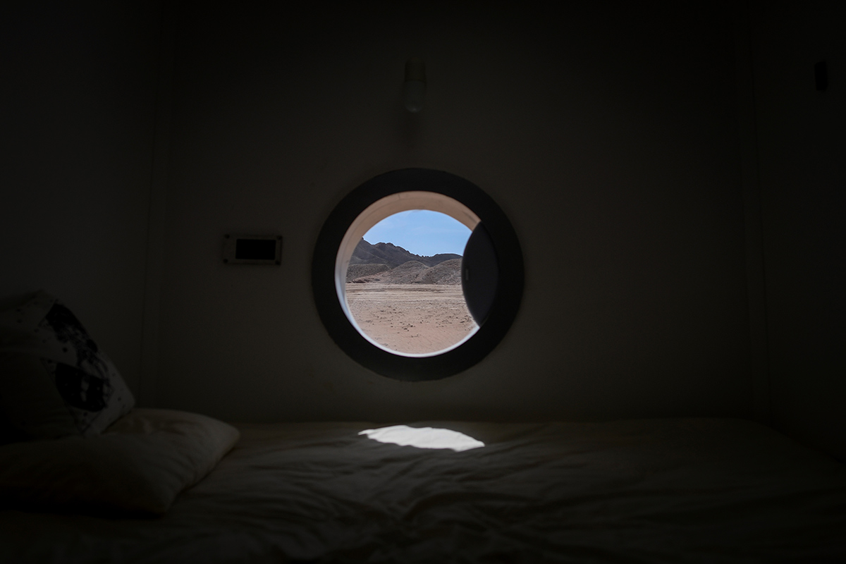 Окно в спальном отсеке на базе