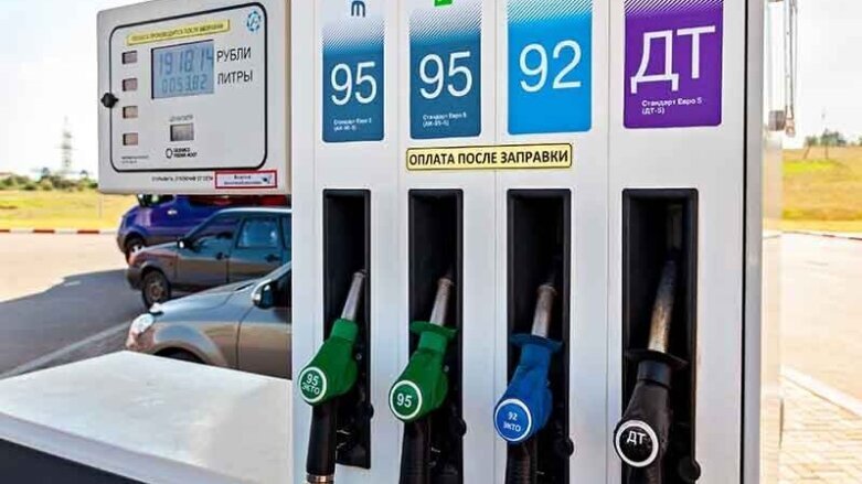 Росстат зафиксировал снижение цен на бензин у производителей