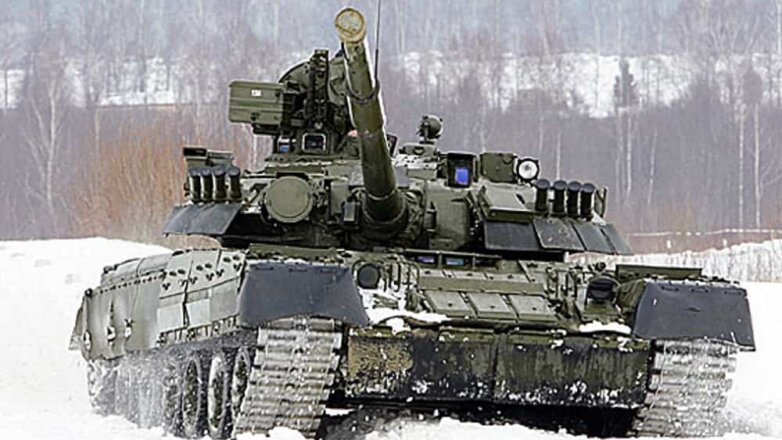 В Сети появилось видео, как танк Т-80 стреляет поленом