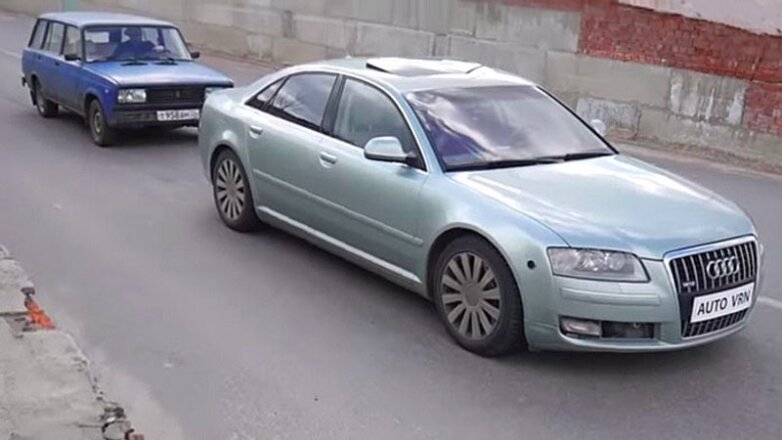 На видео показали, как вазовская «четверка» может «уделать» Audi A8