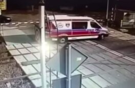 Наезд поезда на машину скорой помощи в Польше сняли на видео
