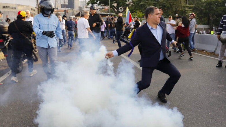 Военные применили слезоточивый газ против оппозиции в Венесуэле