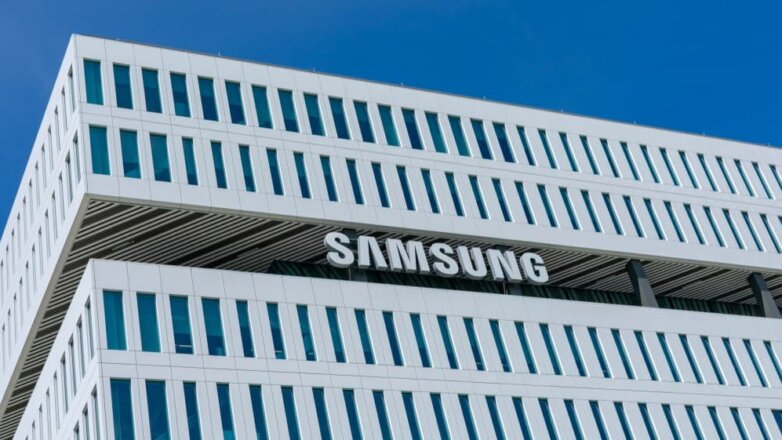 Samsung запатентовал трехэкранный смартфон
