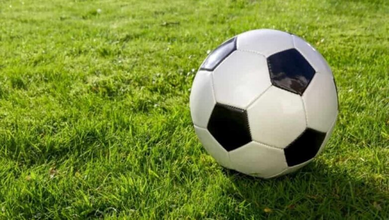 Спорт футбол мяч на траве