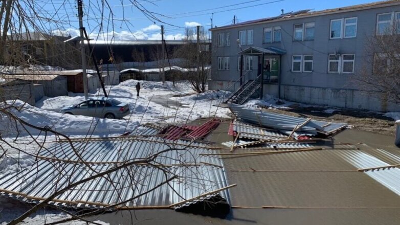 Ураган сорвал крышу жилого дома в Нижневартовске