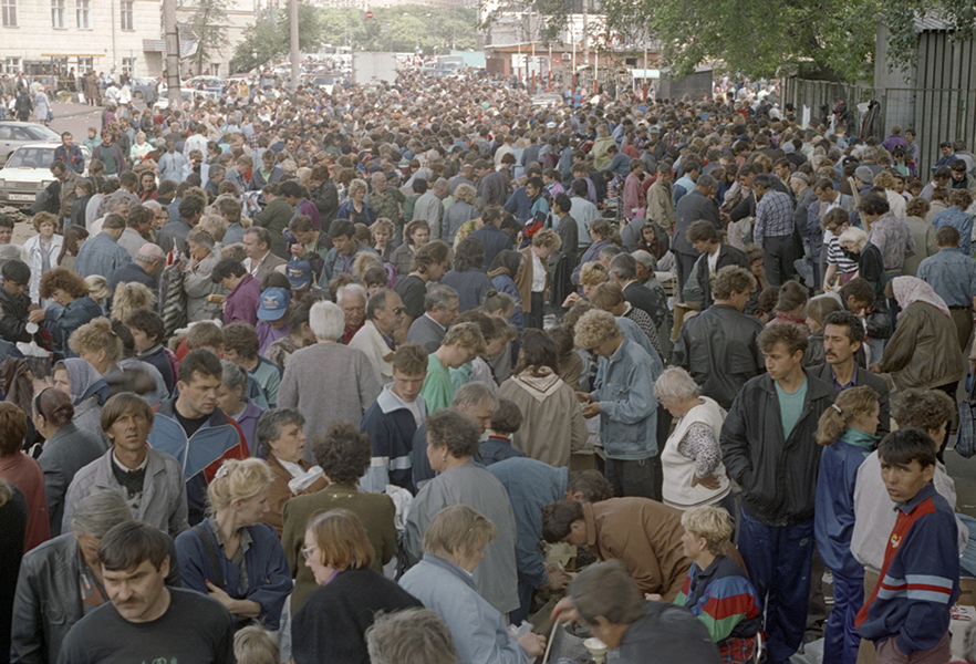 Стихийный народный рынок, возникший несмотря на запреты Московского правительства. 1 июля 1994 г.