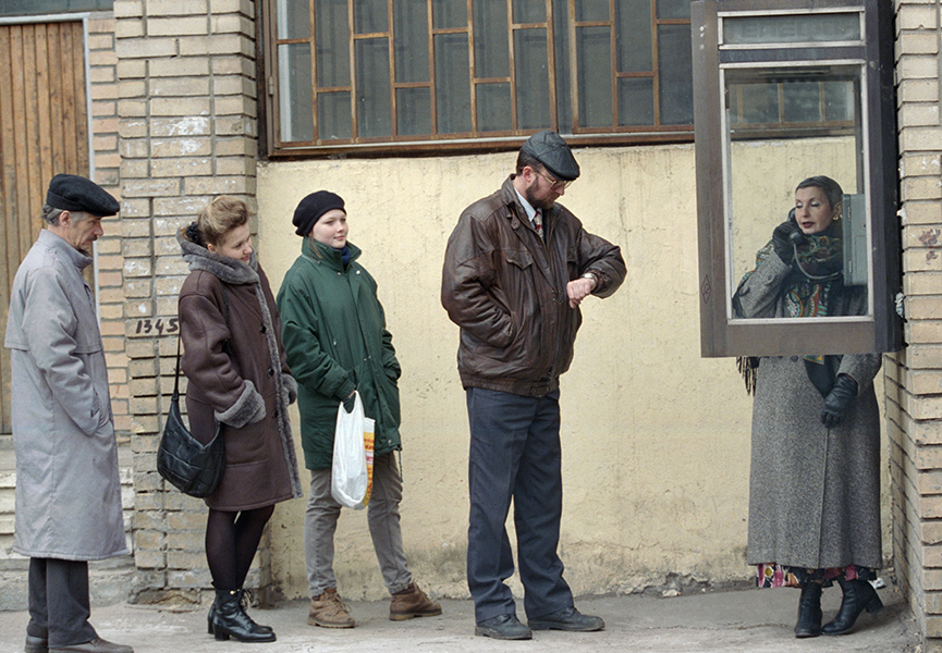 Москвичи, вынужденные пользоваться уличными телефонами-автоматами из-за повышения платы за пользование домашней телефонной связью. 1997 год