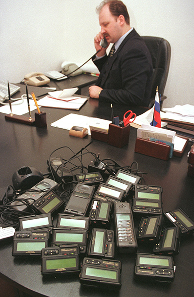 Сотовые телефоны и пейджеры, изъятые в городской администрации Нижнего новгорода. 1999 год