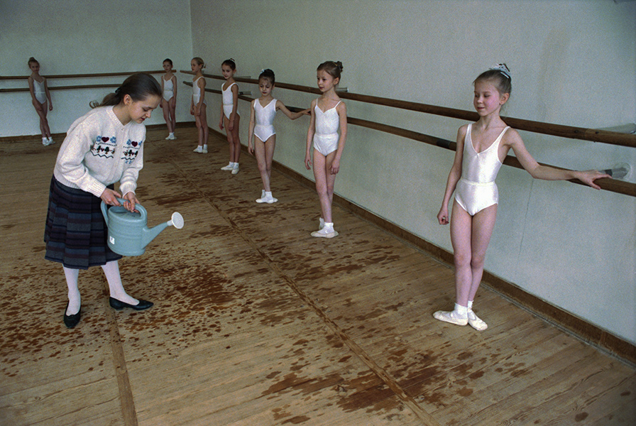 Московское академическое хореографическое училище во время подготовки класса к занятиям. 1993 год