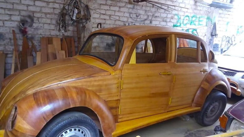 Перуанский плотник сделал деревянный Volkswagen Beetle в подарок дочери