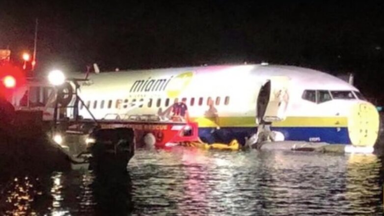 Появилось видео спасательной операции во Флориде, где Boeing 737 упал в реку