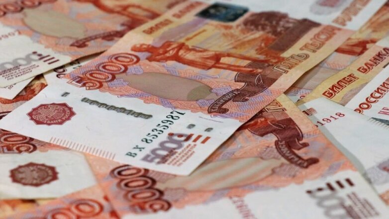 деньги рубли пять тысяч рублей россыпь