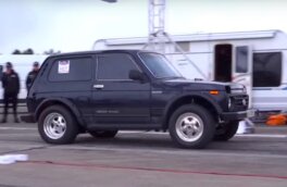 На видео показали, как «Нива» на гоночной трассе «уделывает» спорткар