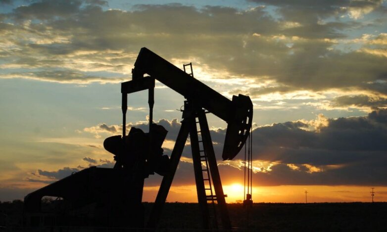 Нефтяная вышка, нефть месторождение