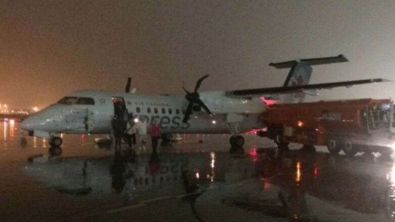 Топливозправщик врезался в самолет в аэропорту Торонто, пять человек пострадали