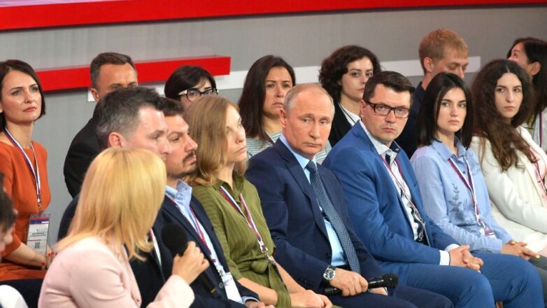 Президент РФ Владимир Путин на форуме региональных и местных СМИ «Правда и Справедливость»
