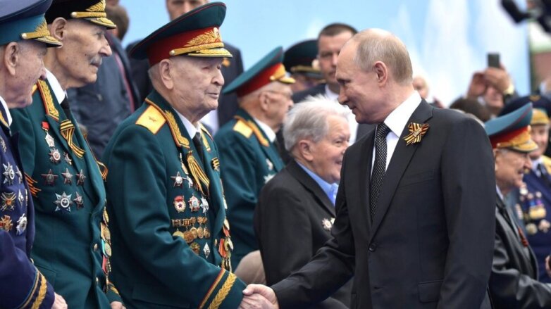 Владимир Путин перед началом Парада Победы поздравляет ветеранов Великой Отечественной войны.