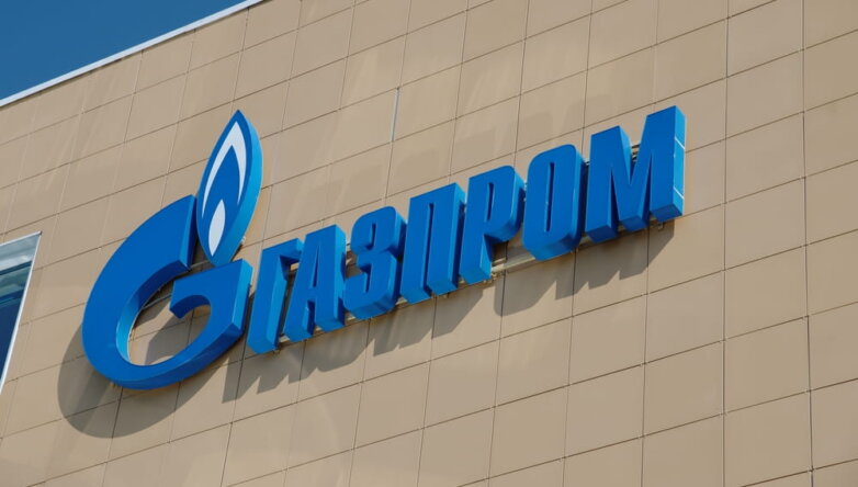 Газпром логотип на стене