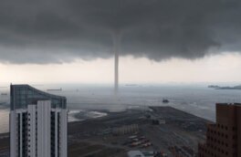 Гигантскую водяную воронку над морем сняли на видео в Сингапуре