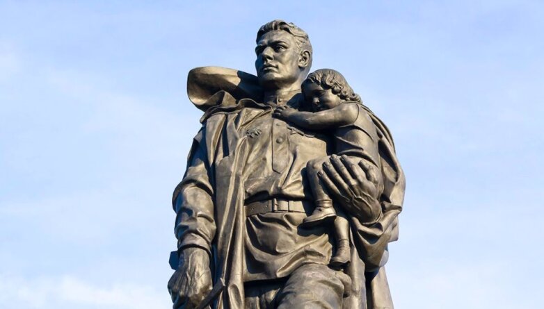 Памятник «Воин-освободитель» в Трептов-парке в Берлине