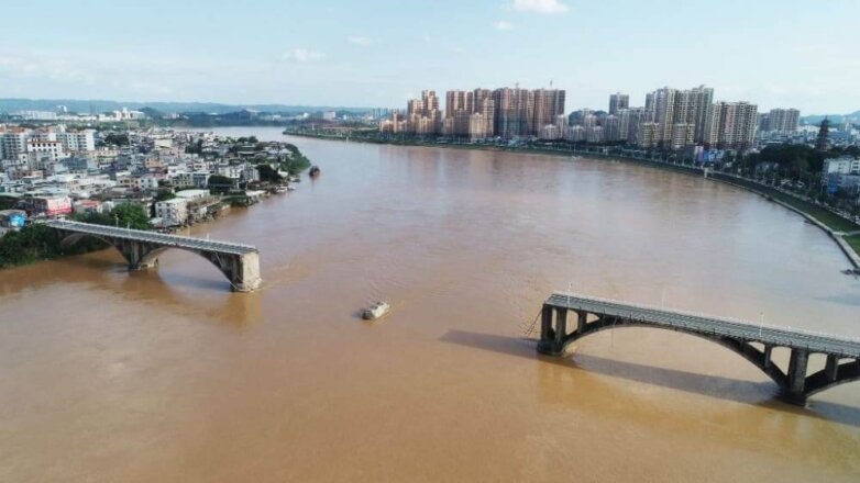 В Китае из-за сильных ливней рухнул мост с машинами