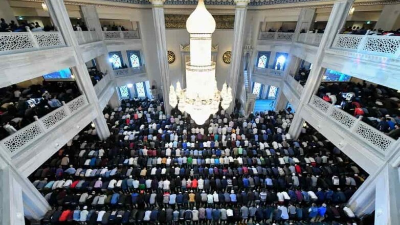 В Москве в массовых молитвах в честь Ураза-Байрам участвовали более 270 тысяч мусульман