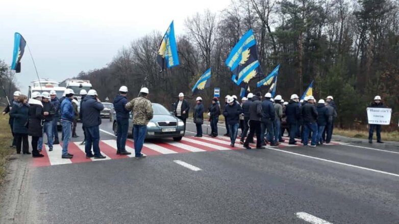 Во Львовской области шахтеры перекрыли трассу с требованием выплаты зарплаты