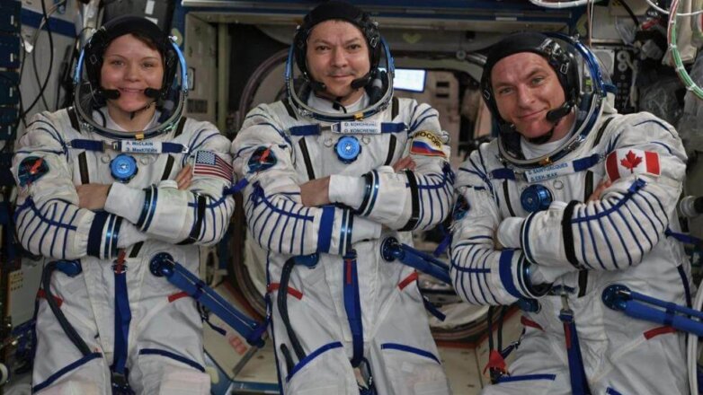 Видео: Экипаж «Союз МС-11» вернулся на Землю после 7 месяцев полета