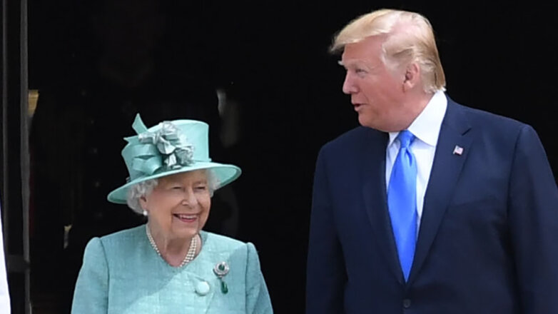 Трамп не узнал подарок, который год назад подарил королеве Великобритании