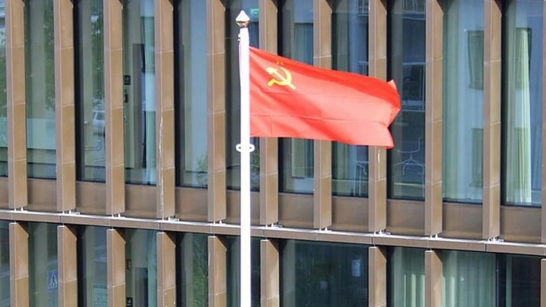 На здании администрации в шведской коммуне подняли флаг СССР
