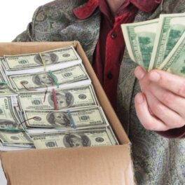 Социологи выяснили, на что россияне готовы потратить $1 млн