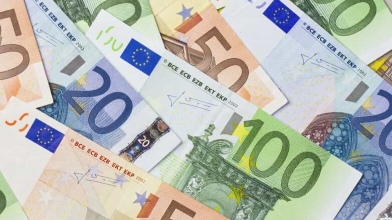 Курс евро опустился ниже 71 рубля впервые с апреля 2018 года