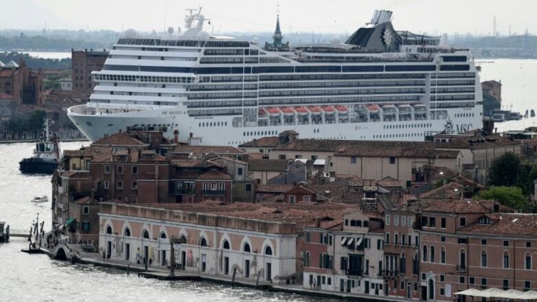 Жители Венеции требуют запретить заход круизных судов в лагуну