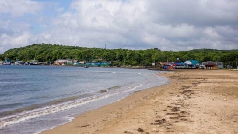 Китайские туристы наносят ущерб «стеклянному» пляжу во Владивостоке