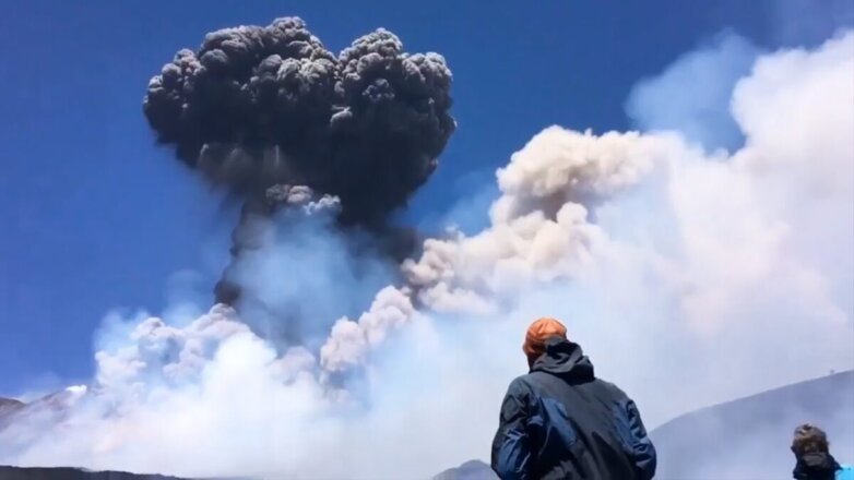 Россиян предупредили об активности вулкана Этна в Италии