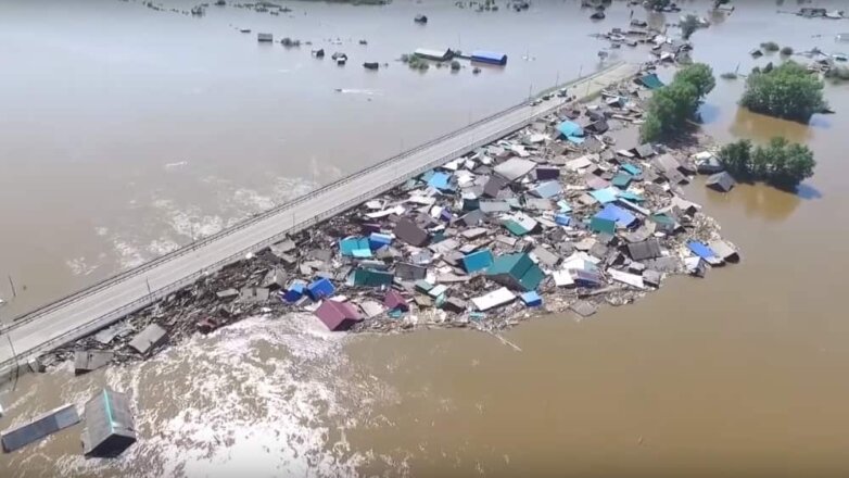 В Тулуне образовался затор из снесенных рекой домов