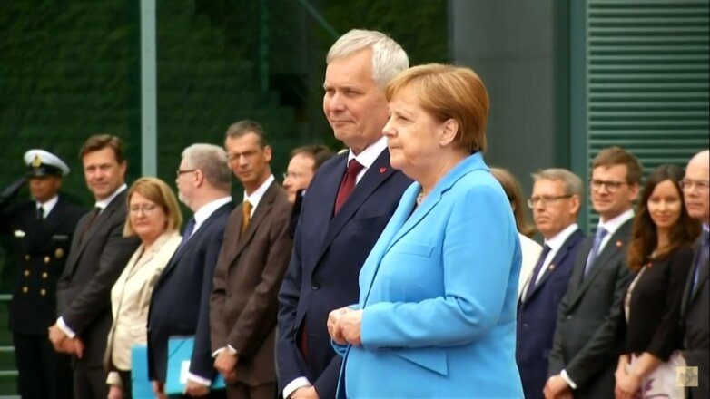 Эксперт прочла по губам шепот Меркель во время приступа дрожи