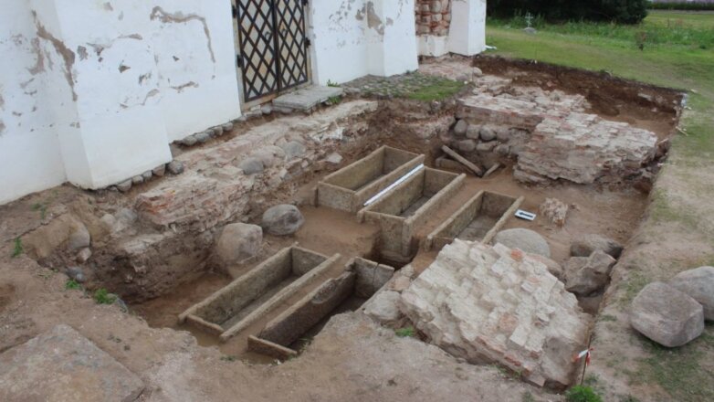 В новгородском монастыре нашли саркофаги домонгольского периода