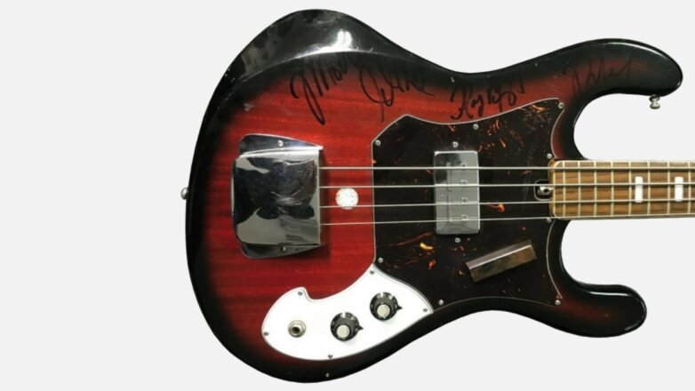 Гитару с автографами музыкантов The Doors продали за 950 тыс. рублей