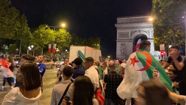 Против фанатов сборной Алжира в Париже применили слезоточивый газ