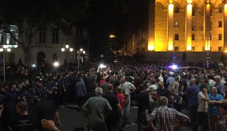Столкновения прошли между участниками митингов в Тбилиси