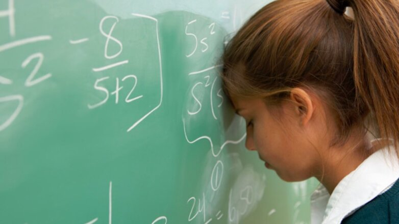 Дефицит девочек в математике объяснили успехами в чтении