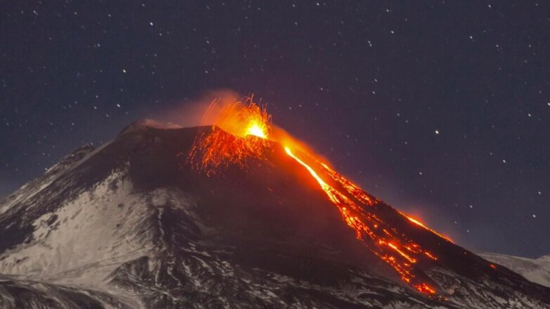 Из-за вулкана Этна на Сицилии отменили авиарейсы