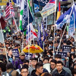 В Гонконге более 230 тыс. человек вышли на митинг протеста