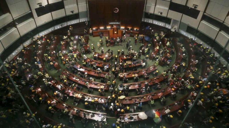 В Гонконге всем депутатам парламента велели срочно эвакуироваться