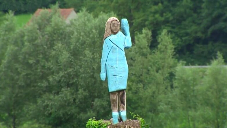 В Словении установили деревянную статую Мелании Трамп