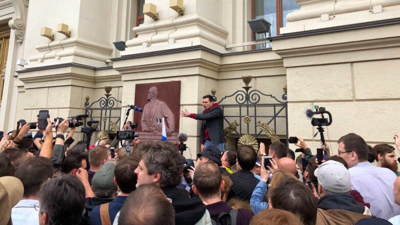 Полиция задержала участников несогласованного митинга в Москве