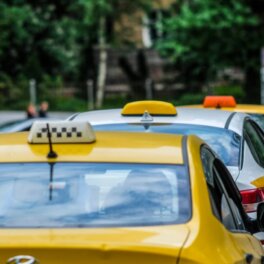 Минпромторг подготовит список моделей отечественных автомобилей для такси до конца года