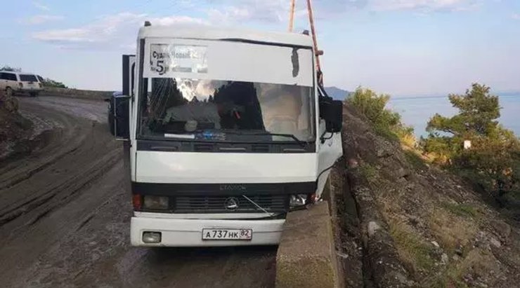 В Крыму автобус с пассажирами чуть не упал со склона