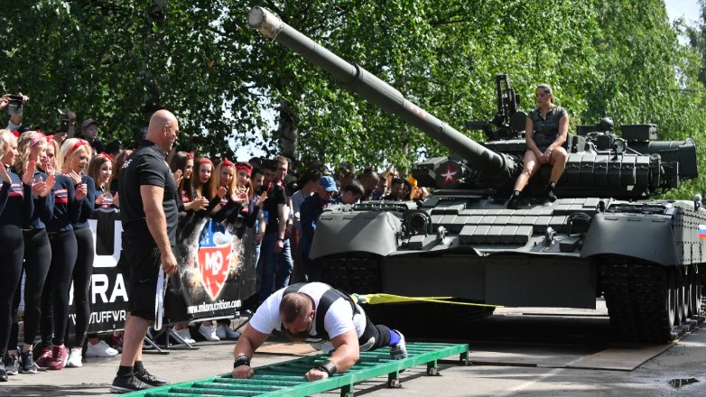 В Петрозаводске силачи сдвинули на метр танк Т-80